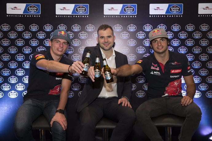 Max Verstappen y Carlos Sainz Jr en un acto de Estrella Galicia