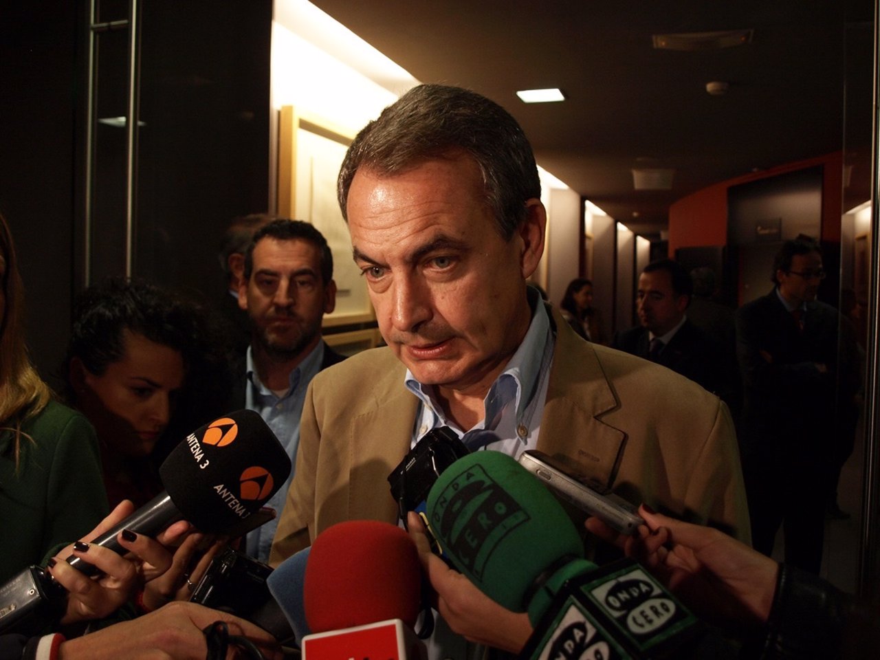 Zapatero atiende a los medios de comunicación de Burgos
