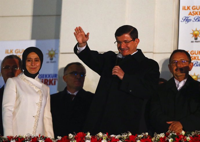 Ahmet Davutoglu saluda a simpatizantes tras victoria elecciones 2015