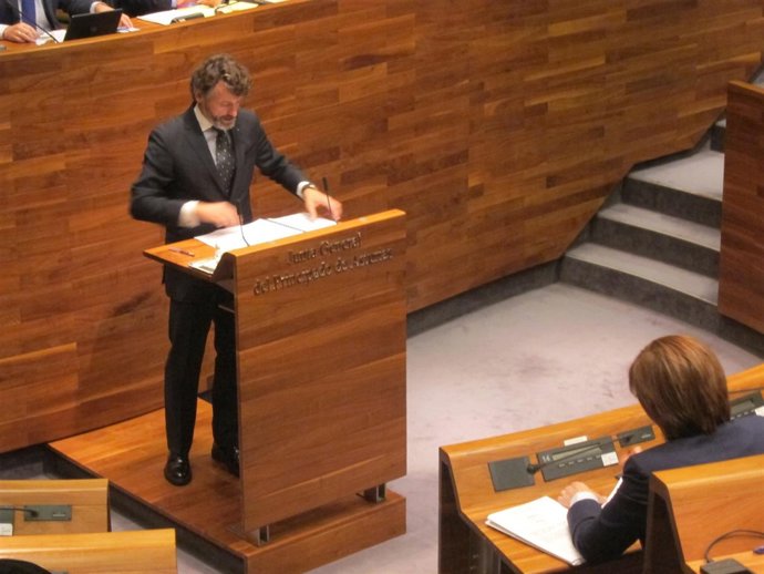 Matías Rodríguez y Pilar Varela durante el Pleno