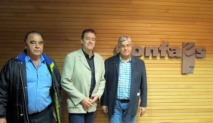 Juan Manuel Gómez (centro), junto a los vicepresidentes primero y segundo.