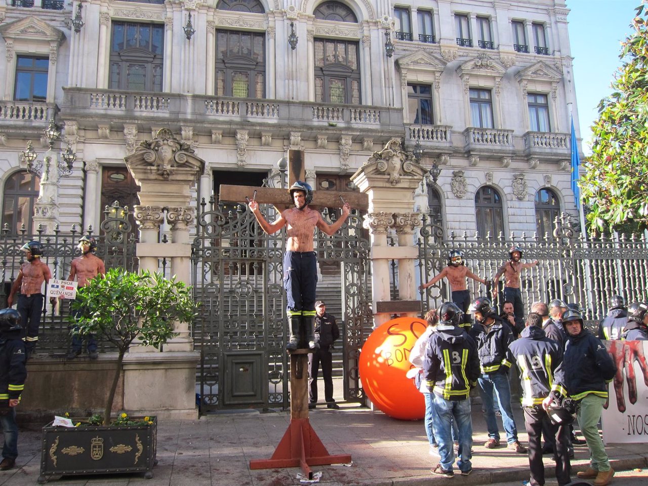 Un bombero se crucifica a las puertas de la Junta  General del Principado