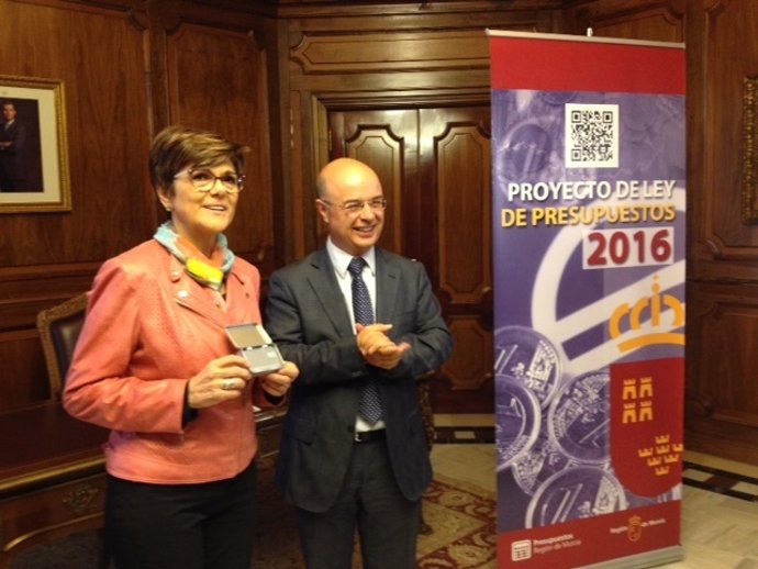 Carrillo entrega los presupuestos a Peñalver