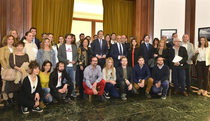 El alcalde con los beneficiarios