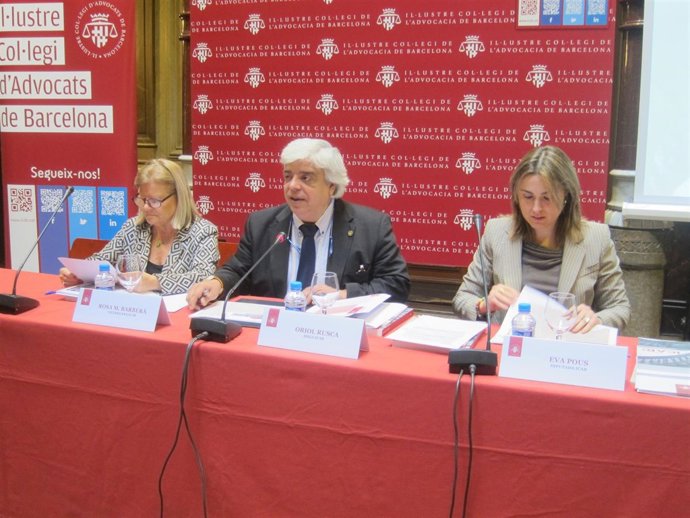 El decano Icab O.Rusca, la vicedecana R.M.Barberà y la diputada E.Pous