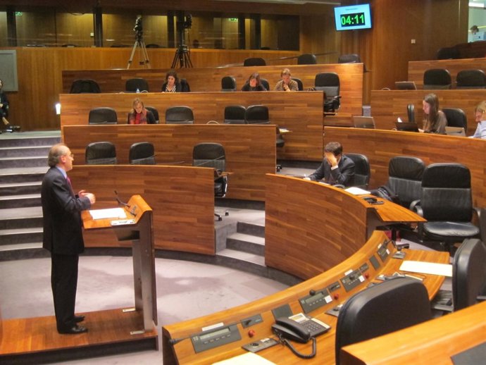 Cuevas-Mons durante el pleno en la Junta 