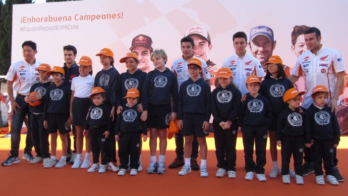 Foto de alumnos con los pilotos Márquez, Pedrosa, Bou, Fujinami y Busto