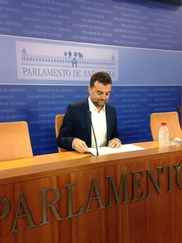 El portavoz parlamentario y coordinador general de IULV-CA, Antonio Maíllo