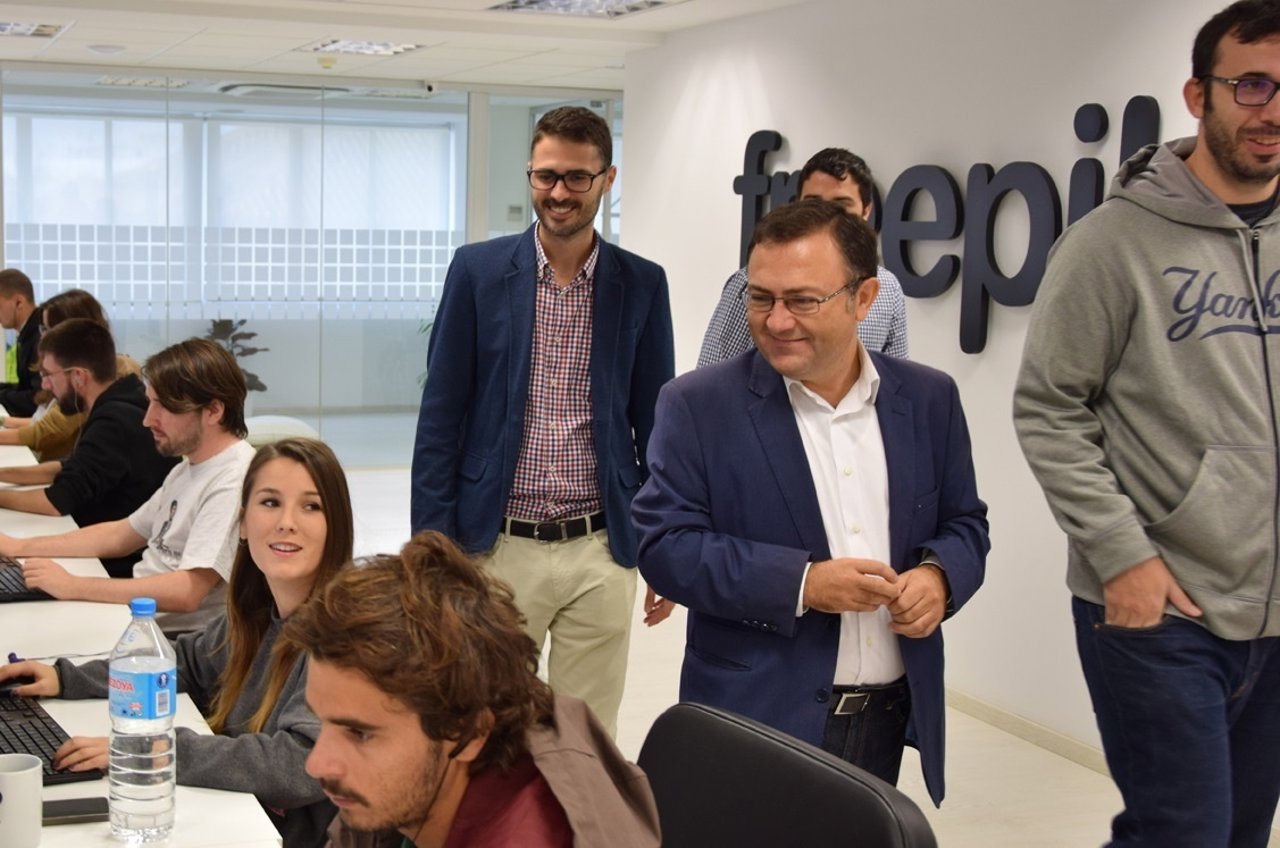 Miguel Ángel Heredia (PSOE) visitando Freepik en Málaga