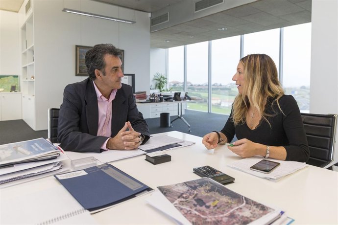 El consejero con la presidenta de Apemecac