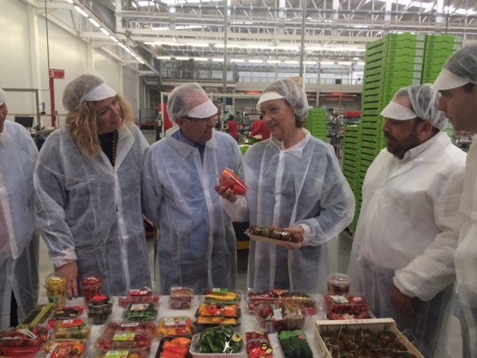 La consejera en la Cooperativa La Palma de Carchuna.