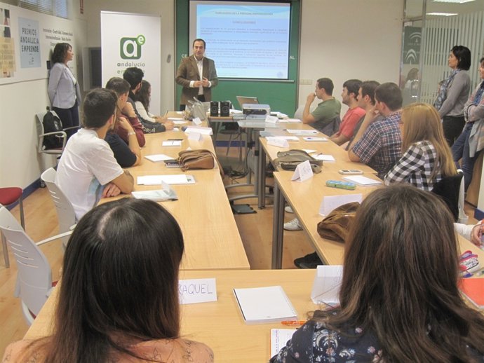 De la Torre en el encuentro con participantes en el Itinerario de Autoempleo.