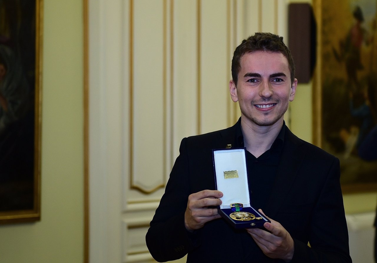 Jorge Lorenzo recibe la medalla de Oro de la ROMD