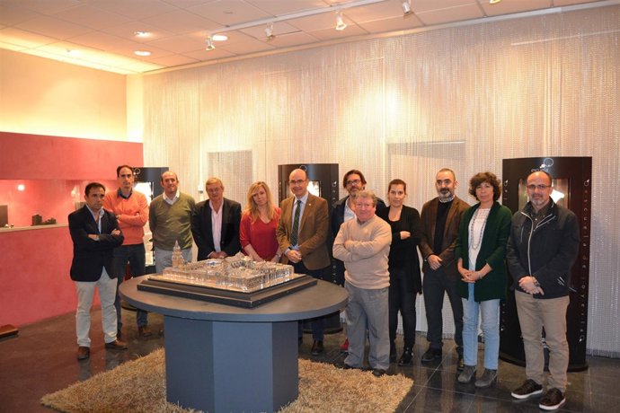 Carmona y Ansio (centro) con los trabajadores del Consorcio de Joyería