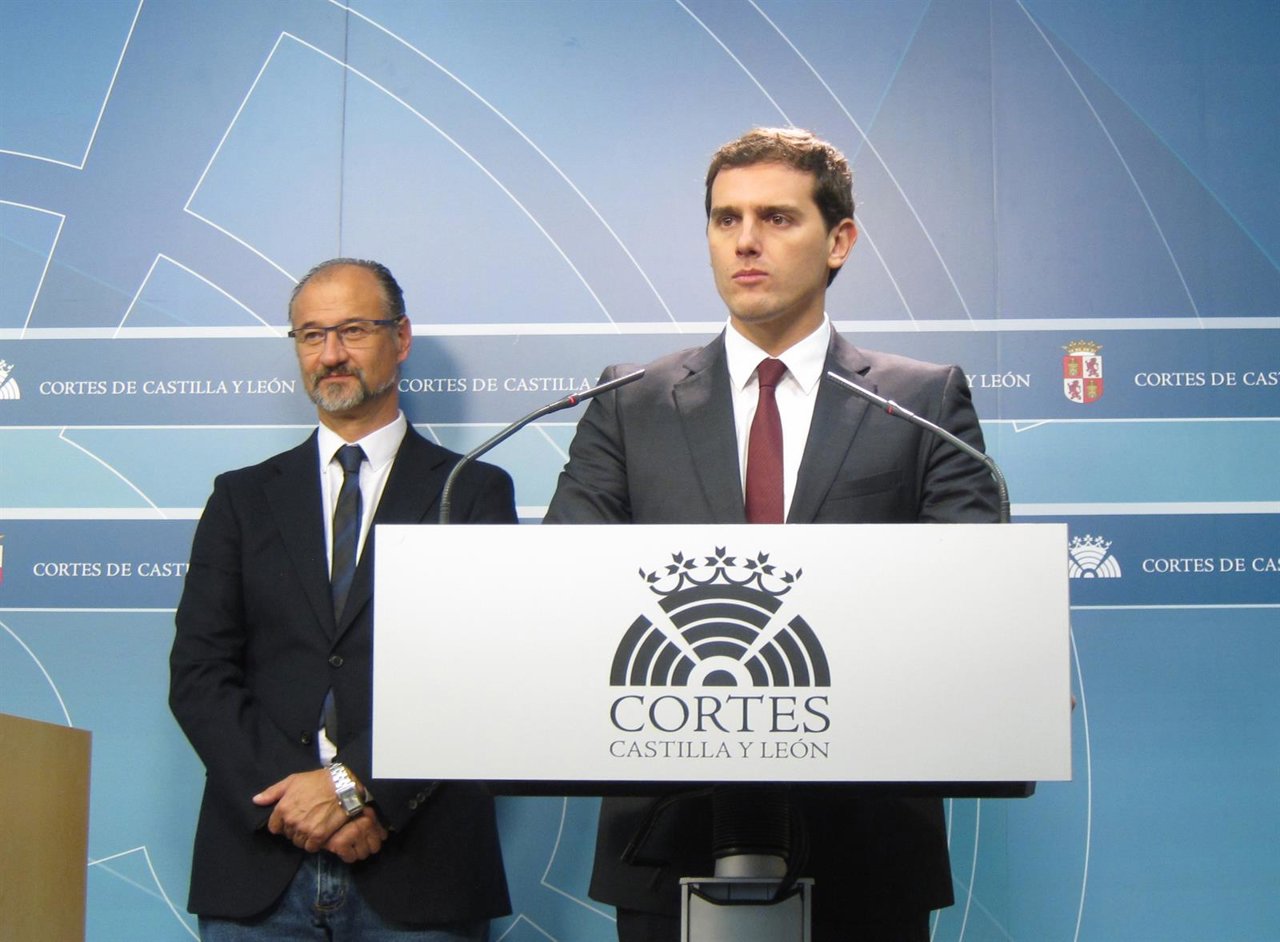 Rivera en las Cortes junto al portavoz del Grupo, Luis Fuentes