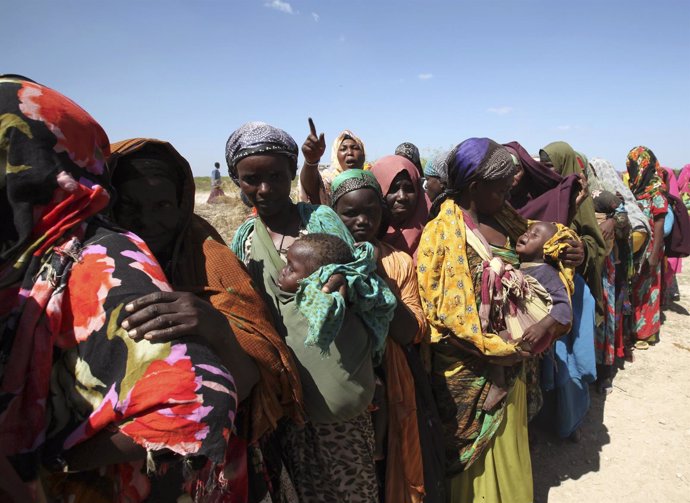 Mujeres desplazadas somalíes esperan recibir ayuda