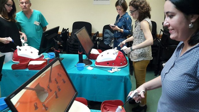 Alumnos del curso practican con simuladores