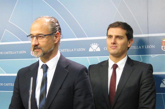 Rivera, en segundo plano, junto a Fuentes