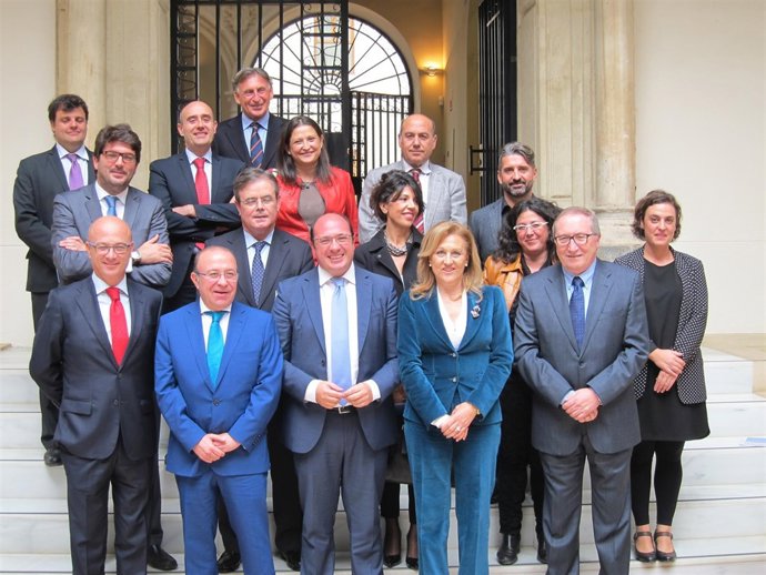 Pedro Antonio Sánchez, con representantes de la Mesa del Turismo