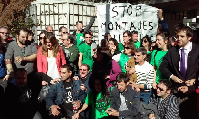 La PAH apoya en el Juzgado al acusado de agredir a dos policías