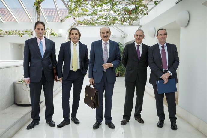 El consejero de Obras Públicas y Vivienda con su equipo en el Parlamento