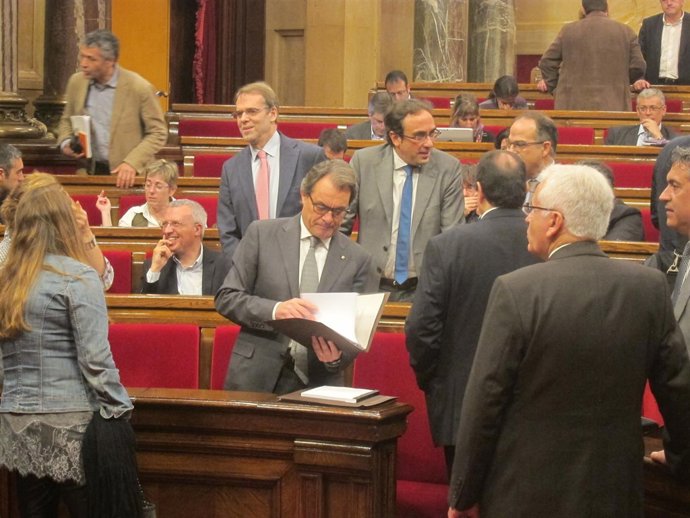 Diputados de Junts pel sí (JxSí) con Artur Mas en el Parlament