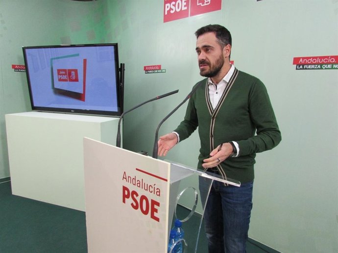 El candidato socialista al Congreso Felipe Sicilia en rueda de prensa.