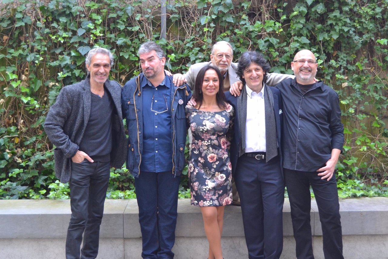 Los cinco miembros de Iberia junto Milhaud durante la presentación del disco 