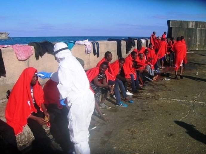 La Armada auxilia a inmigrantes en Almería  