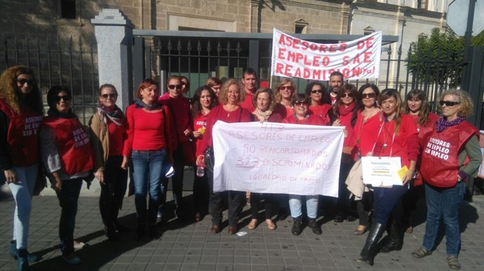 Asesores de empleo concentrados ante el Parlamento andaluz