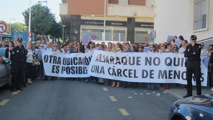 Vecinos de Aljaraque se manifiestan contra el centro de menores.