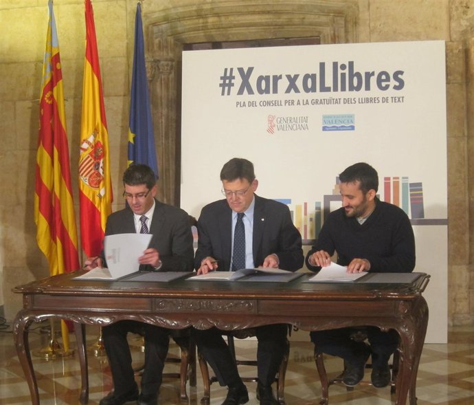 Rodríguez, Puig y Marzà en la firma del convenio #XarxaLlibres
