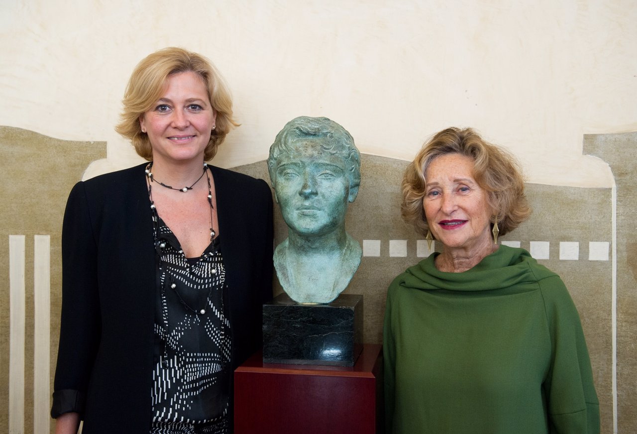 Helena Mora y Mariona Carulla junto al busto