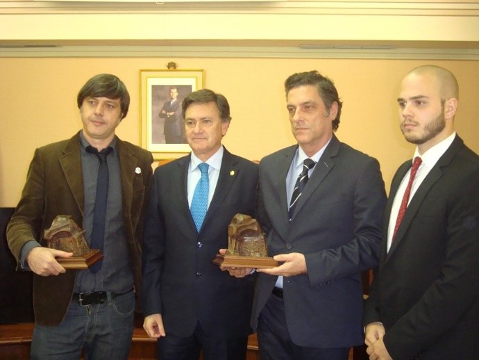 Barba y amigos de Santiago Castelo recogen el premio