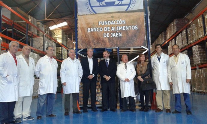 Fernández de Moya, Lillo y Valero (centro) en el almacén del Banco de Alimentos.