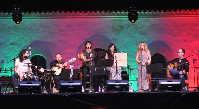 Los integrantes del proyecto musical 'Mujeres con raíz', durante un concierto