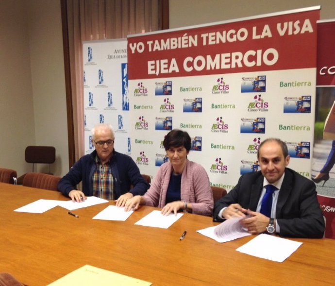 Firma del acuerdo entre Ejea Comercio y Bantierra
