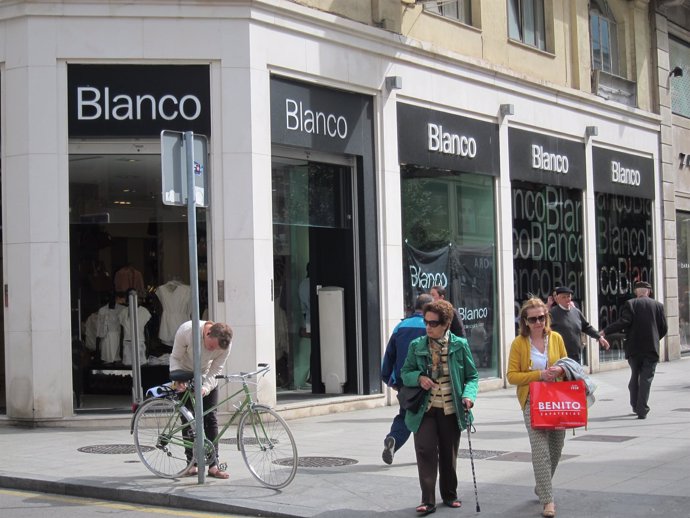Tienda de ropa Blanco, en Santander. 
