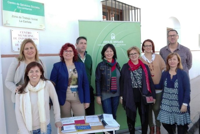 Mesa informativa sobre Mediación Familiar instalada en La Carlota