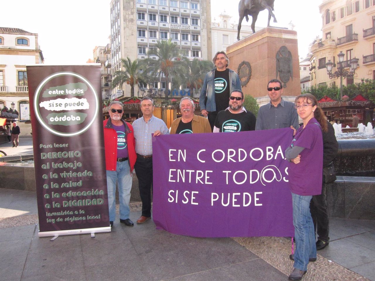Ortega (centro, detrás) junto a otros miembros de su partido