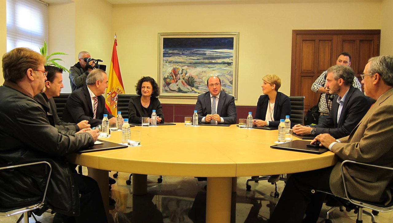 Reunión representantes PP, PSOE, Podemos, C's, IU y UPyD con Sánchez