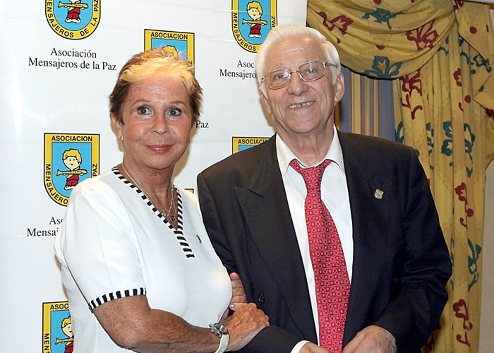 El Padre Ángel y Lina Morgan.