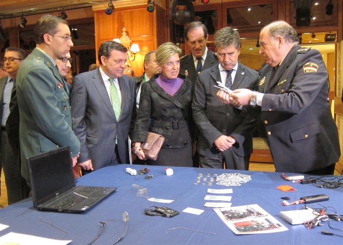 Cosidó (2d) y Salgueiro (c) inauguran la reunión sobre la Operación Salón