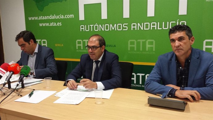 Rafael Amor, Lorenzo Amor y José Luis Perea, en rueda de prensa.