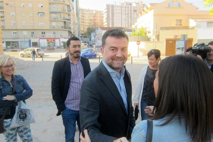 Maíllo saluda a Ana Manuela Jiménez con Francisco Javier Damas a su espalda.