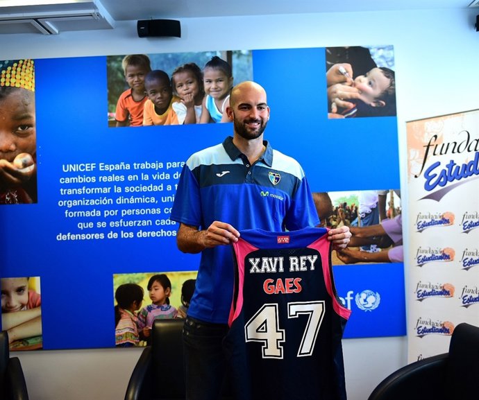 XAVI REY CON LA NUEVA CAMISETA DE SU EQUIPO, ESTUDIANTES.