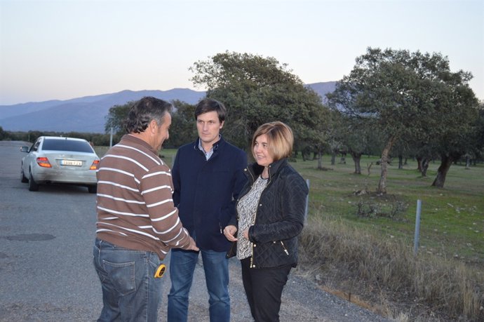 Rosario Cordero visita la carretera de Villar a Oliva de Plasencia
