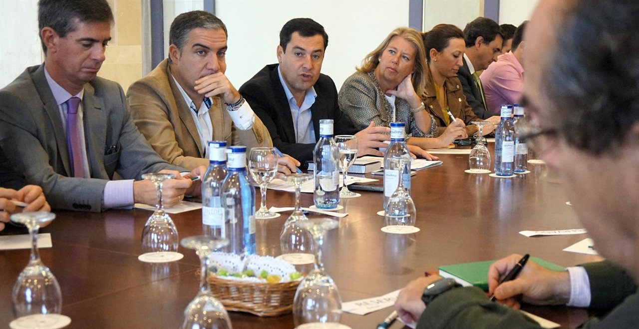 Elías Bendodo, Juanma Moreno y Ángeles Muñoz en Marbella