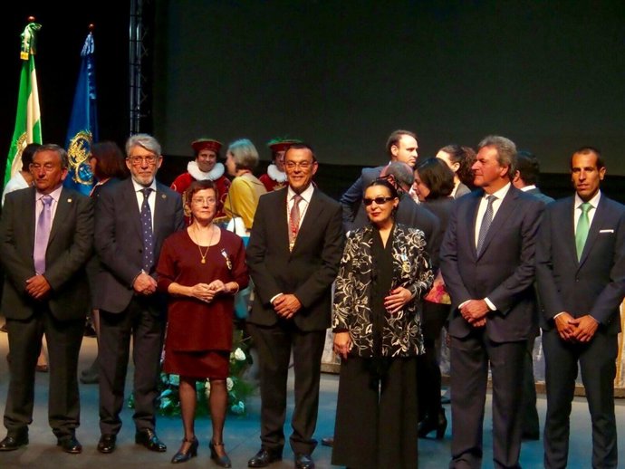 Caraballo, con los premiados con la Medalla de la Provincia. 