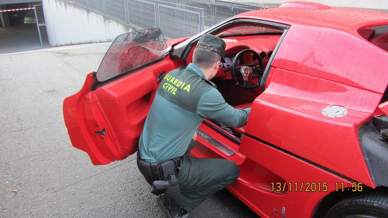 Ferrari intervenido por la Guardia Civil de A Coruña.